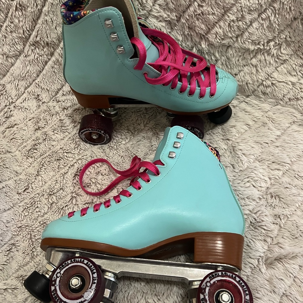Modi Size 8 Beach Bunny Skates